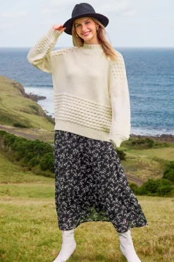 Aprikosenfarbener langärmeliger Pullover mit Mokkakragen