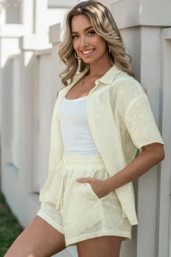 Beige kurzärmelige Baumwoll-Bluse mit Lochstickerei
