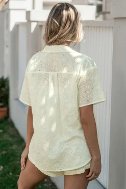 Beige kurzärmelige Baumwoll-Bluse mit Lochstickerei