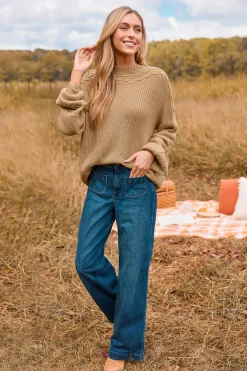 Beige langärmeliger Strickpullover mit hohem Halsausschnitt