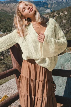 Beigefarbener Langarmpullover mit Hängeschultern