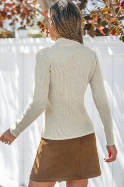 Beigefarbener langärmeliger Rippenstrick-Rollkragenpullover
