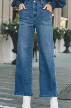 Blaue Denim-Jeans mit ausgestelltem Bein