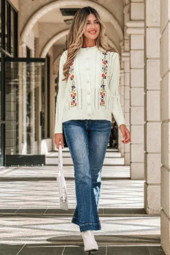 Blaue Jeans mit ausgestelltem Bein und Knopfleiste