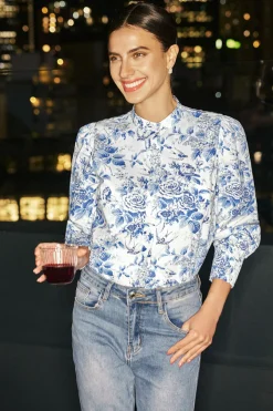 Blau-weiß geblümte Bluse mit Stehkragen und Puffärmeln