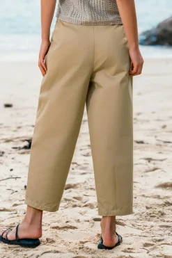 Braune Baumwollhose mit fallendem Bund und spitz zulaufendem Bein