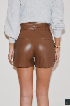 Braune Kunstleder-Shorts mit geradem Bein