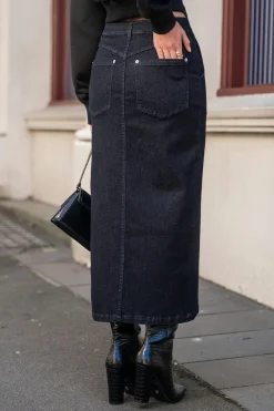 Dunkler Maxi-Jeansrock mit geteiltem Saum