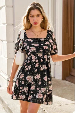 Geblümtes Minikleid mit Herzausschnitt und Rüschenbesatz