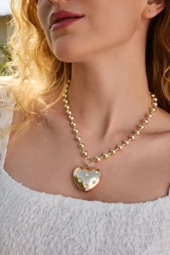 Goldfarbene Halskette mit Kugelkette und Herzanhänger