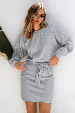 Graues Kleid mit Rundhalsausschnitt und Gürtel