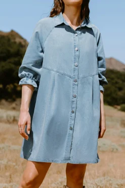 Hellblaues Mini-Jeanskleid mit Kragen und Knopfleiste