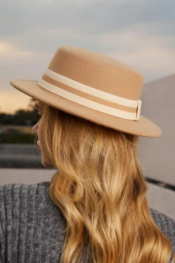 Hellbrauner Fedora-Hut