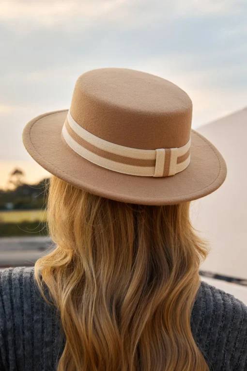 Hellbrauner Fedora-Hut