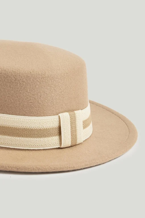 Hellbrauner Fedora-Hut