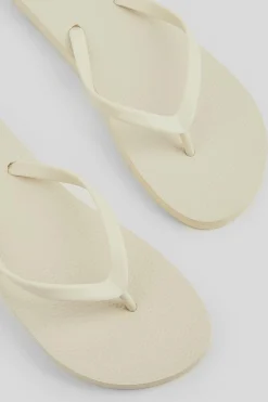 Klassische Beige Flip-Flops