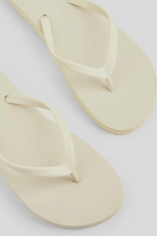 Klassische Beige Flip-Flops