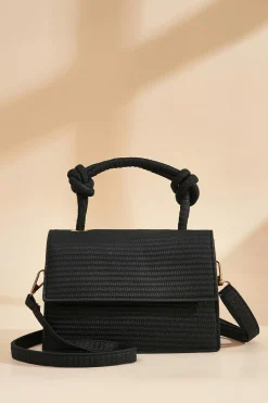 Kleine rechteckige Tasche mit gewebter Struktur