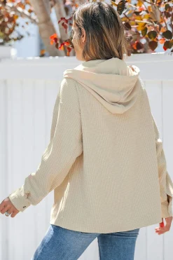 Neutrale Jacke & Hoodie-Kombination